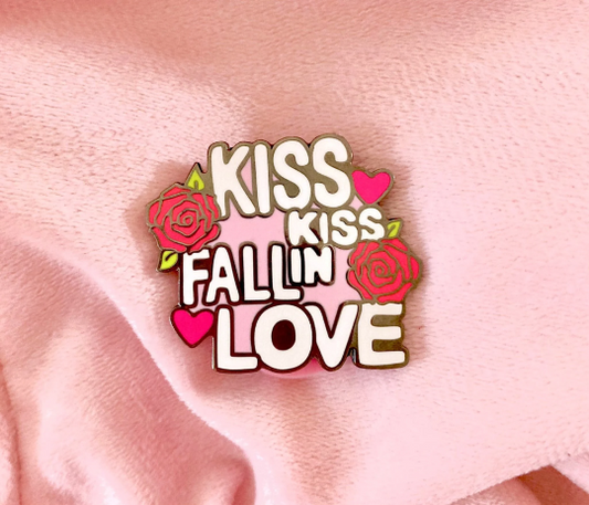 PIN - Kiss Kiss Fall In Love! - Black plating/hard enamel/pink heart rubber pinback